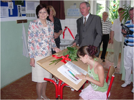 Pani Silvia Gaparoviov odovzdala dar  pecilne stolky pre slabozrakch a nevidiacich