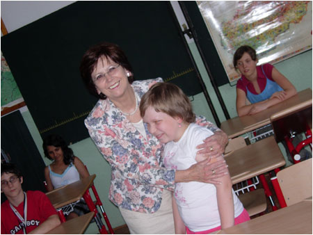 Pani Silvia Gaparoviov odovzdala dar  pecilne stolky pre slabozrakch a nevidiacich