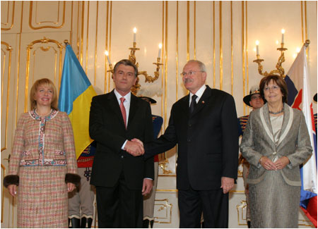 Prezidentsk pr prijal ukrajinskho prezidenta Viktora Juenka s manelkou