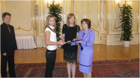 Manelka prezidenta SR pani Silvia Gaparoviov prijala tudentov Stredoeurpskej vysokej koly v Skalici