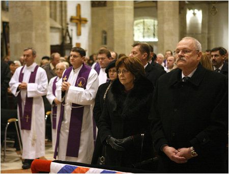 Presidential couple attended the Holy Mass held for the victims of air crash in Smolensk