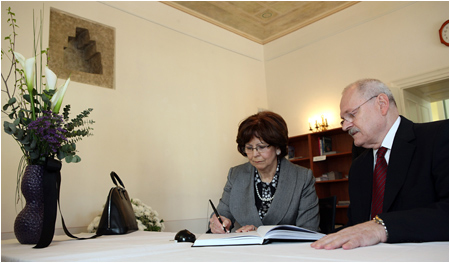 Presidential couple enrolled into the condolence book at the Japanese Embassy