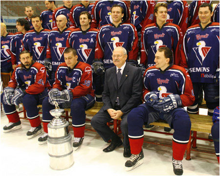 Prezident SR s hokejistami Slovana Bratislava po zskan titulu majstrov Slovenska v adovom hokeji, Bratislava, ST Arena, 18. 4. 2005