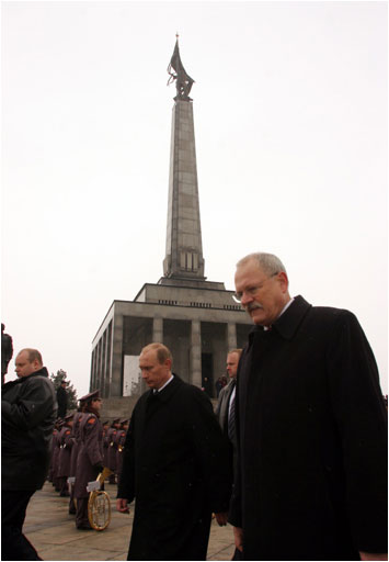 Prezidenti Ivan Gaparovi a Vladimr Putin poloili vence na Slavne