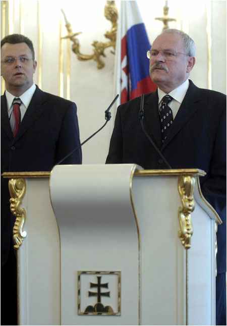Minister obrany Juraj Lika podal demisiu