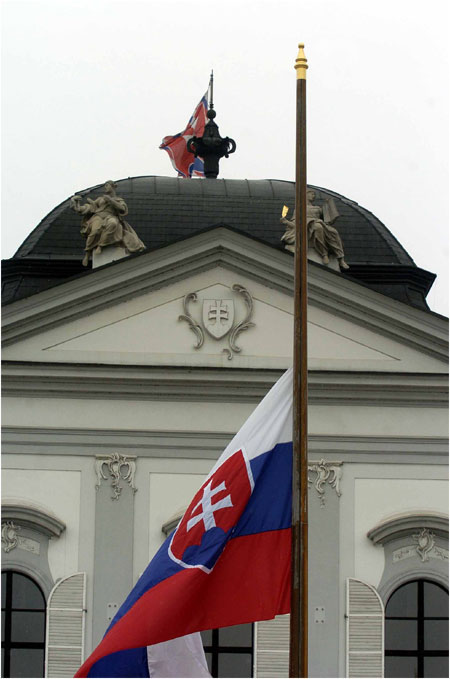 Pred Prezidentskm palcom vlajky na pol rde