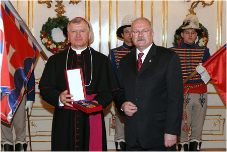 Prezident SR udelil vyznamenanie apotolskmu nunciovi na Slovensku 