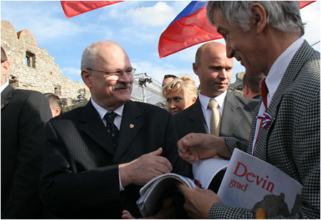 Prezident SR Ivan Gaparovi sa zastnil na Slvnostiach svtho Cyrila a svtho Metoda na hrade Devn