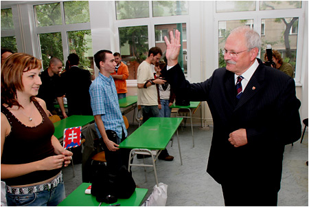 Prezident SR Ivan Gaparovi navtvil Stredn geodetick kolu