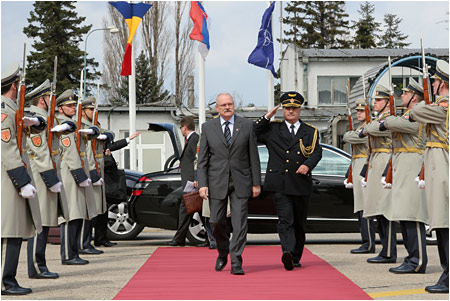 Prezident SR odcestoval na summit NATO do Bukureti