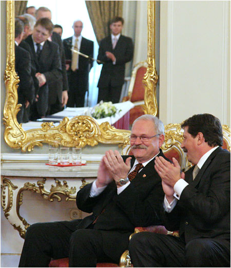 Prezident SR pri podpise Deklarcie spoloenskej zhody zavies a pouva euro v Slovenskej republike