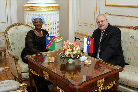 Prezident SR Ivan Gaparovi prijal na nstupnej audiencii vevyslankyu Nambijskej republiky