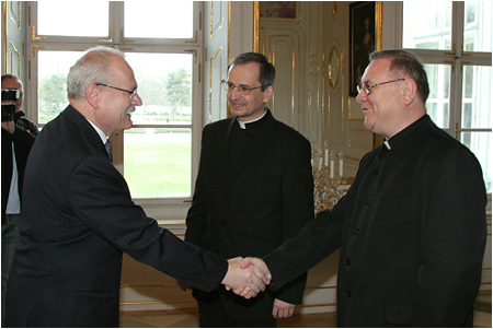 Prezident SR Ivan Gaparovi sa stretol s Mons. Stanislavom Zvolenskm a Mons. Tomom Galisom