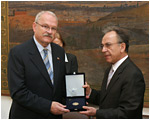 Prezident Ivan Gaparovi dostal Zlat medailu Helnskeho parlamentu