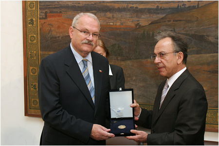 Prezident Ivan Gaparovi dostal Zlat medailu Helnskeho parlamentu