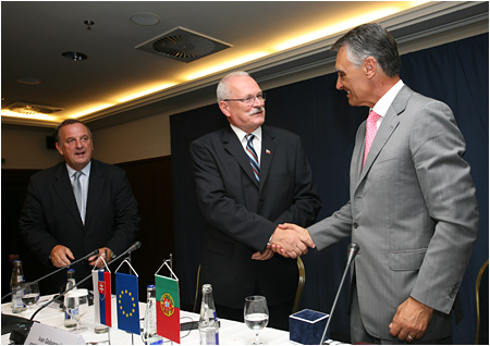 President of Portugal Cavaco Silva and President of Slovakia Ivan Gaprovi Speak at the Economic Seminar 