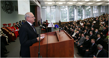 Prezident SR Ivan Gaparovi sa zastnil na otvoren akademickho roka 2008/2009 na Univerzite Matej Bela v Banskej Bystrici