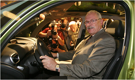 Prezident SR navtvil  automobilku PSA v Trnave 