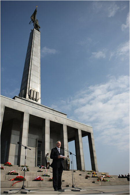 Prezident SR Ivan Gaparovi si uctil pamiatku obet padlch pri oslobodzovan Bratislavy