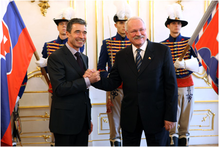 Prezident SR rokoval s generlnym tajomnkom NATO
