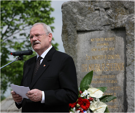 Prezident SR  si uctil pamiatku generla Milana Rastislava tefnika