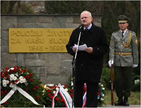Prezident SR si uctil November 1989 pri pamtnku obet komunistickho reimu 
