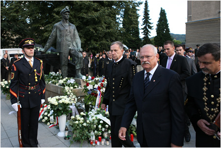 Prezident Ivan Gaparovi si uctil pamiatku bankov v Handlovej 