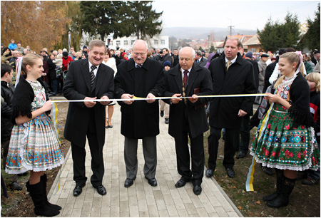 Prezident slvnostne otvoril vynoven nmestie v obci Rybnk