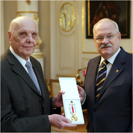 Prezident SR Ivan Gaparovi ocenil akademickho maliara Mikula Klimka  