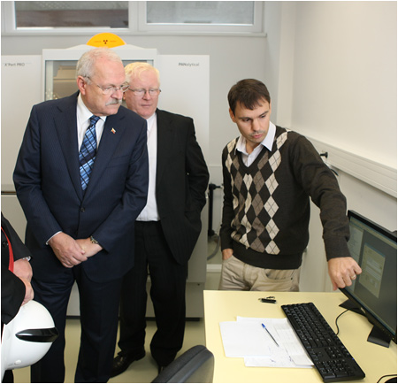Prezident Ivan Gaparovi na otvoren novch fakultnch laboratri  