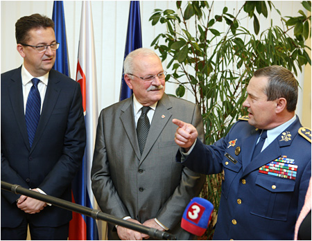 Prezident SR Ivan Gaparovi na koncoronom stretnut kolgia ministra obrany