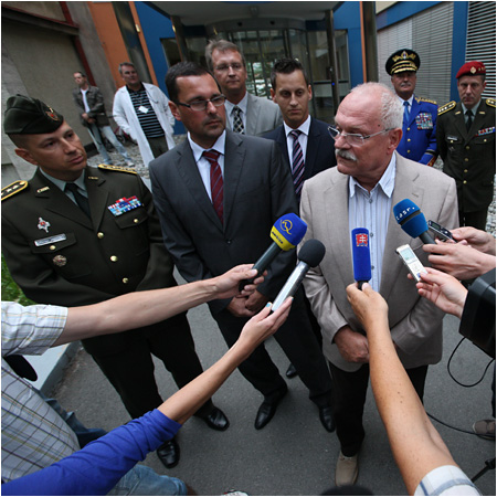 Prezident Ivan Gaparovi navtvil slovenskho vojaka zranenho v Afganistane