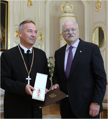 Prezident SR Ivan Gaparovi udelil ttne vyznamenanie generlnemu biskupovi evanjelickej cirkvi na Slovensku