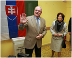 Ivan Gaparovi s manelkou na prvom kole prezidentskch volieb