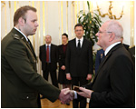 Prezident SR udelil vojensk medaily Za statonos