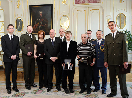 Prezident SR udelil vojensk medaily Za statonos