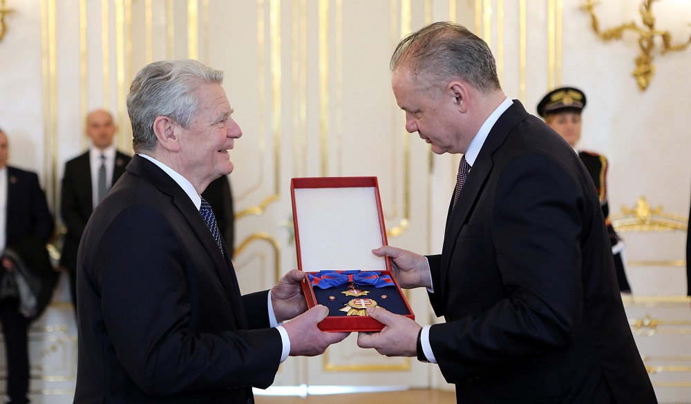 President awarded a distinction to german ex-president Gauck