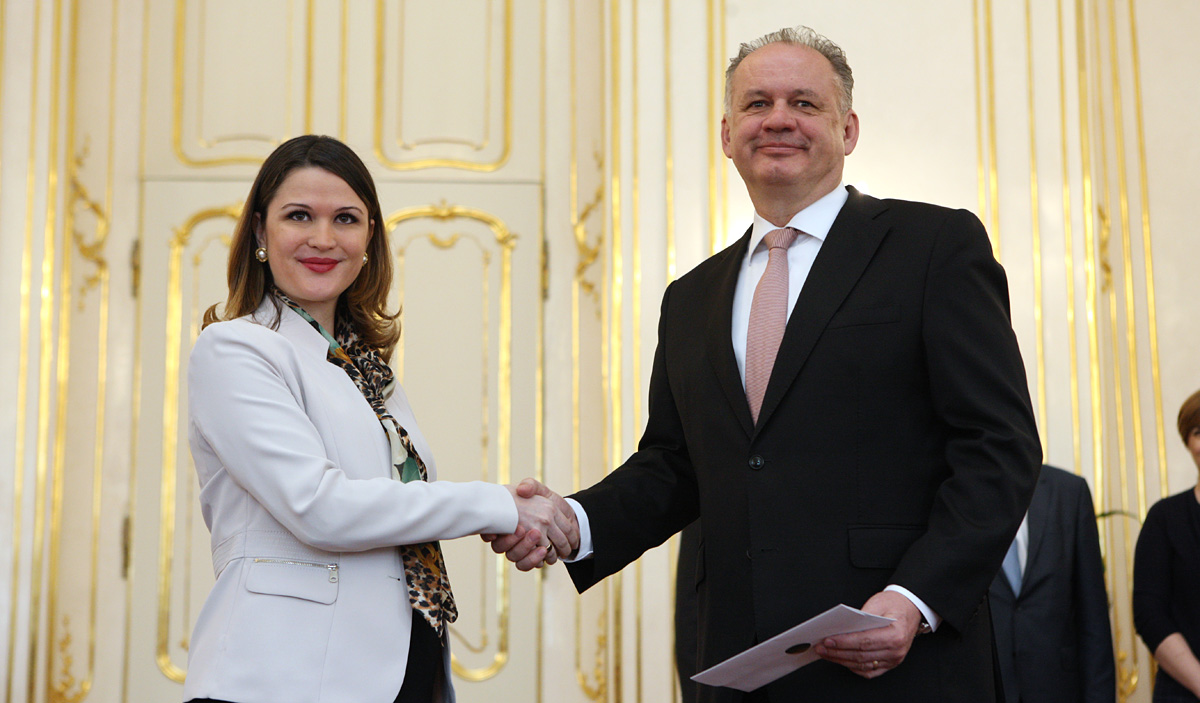 &Ocirc;smi nerezidentn&iacute; veľvyslanci odovzdali prezidentovi poverovacie listiny