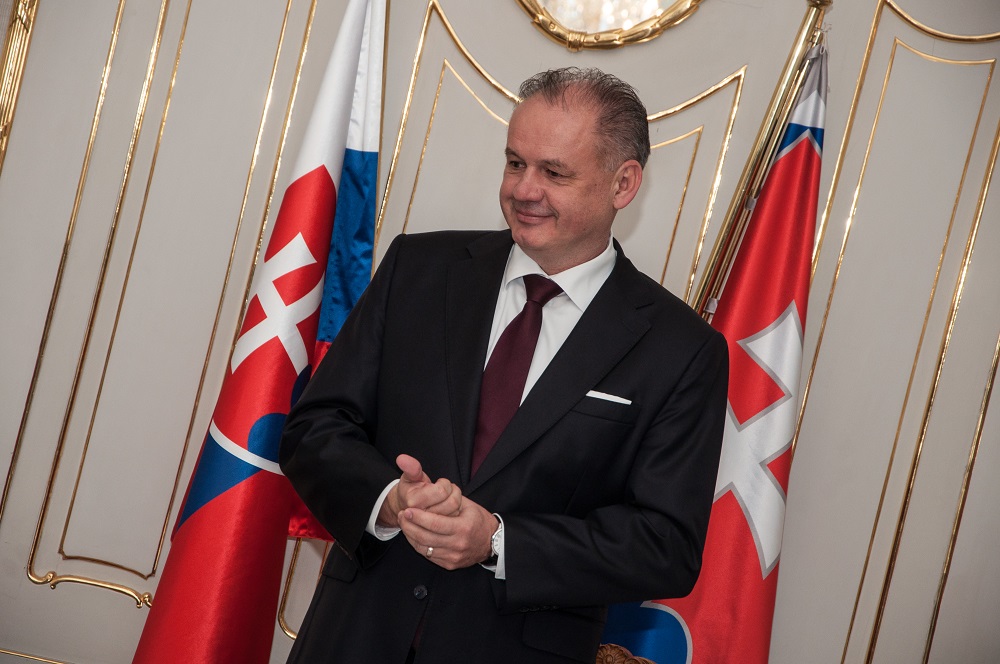 Prezident poslal svoj novembrov&yacute; plat rodin&aacute;m v n&uacute;dzi