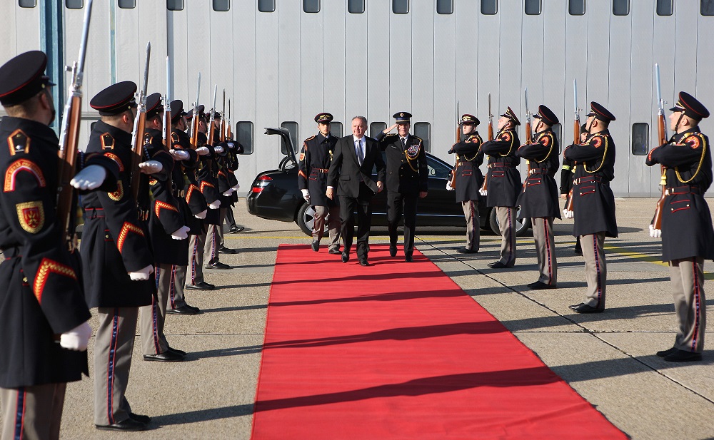 Prezident oficiálne navštívi Lotyšsko a slovenských vojakov