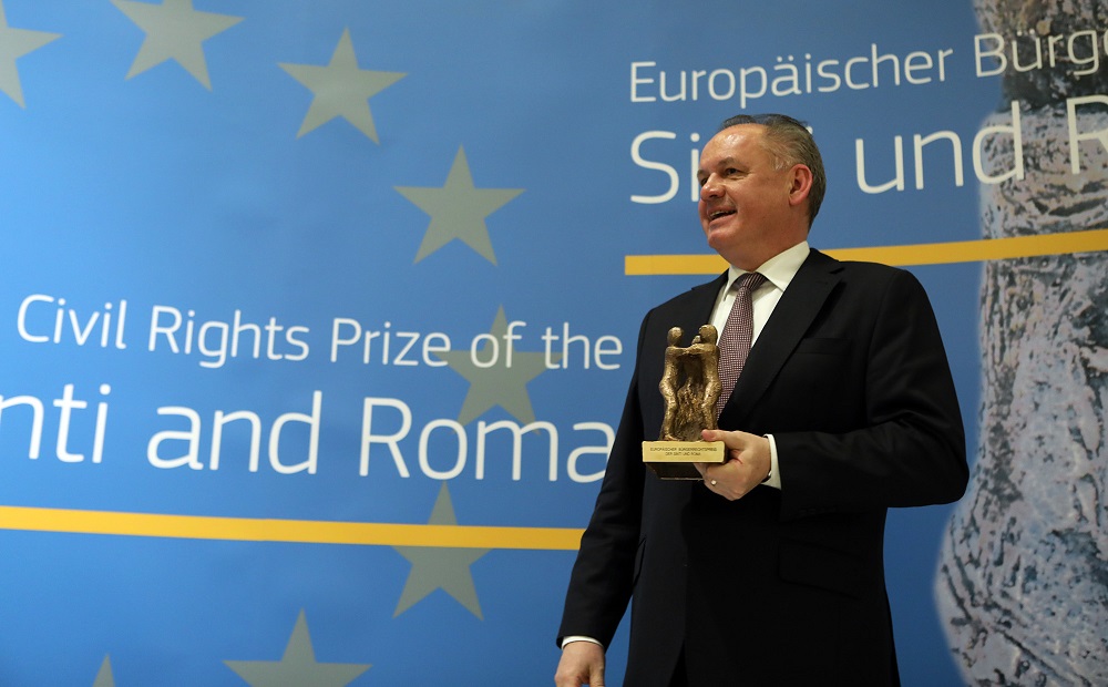 President awarded European prize for engagement with Roma issues