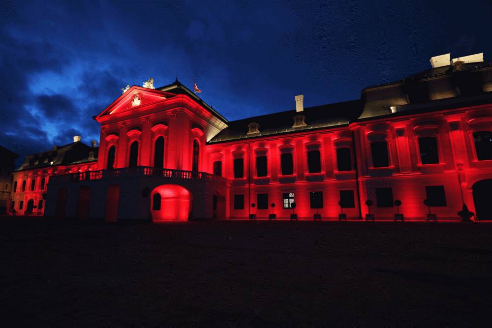 Prezidentský palác je červený na podporu pacientov s hemofíliou