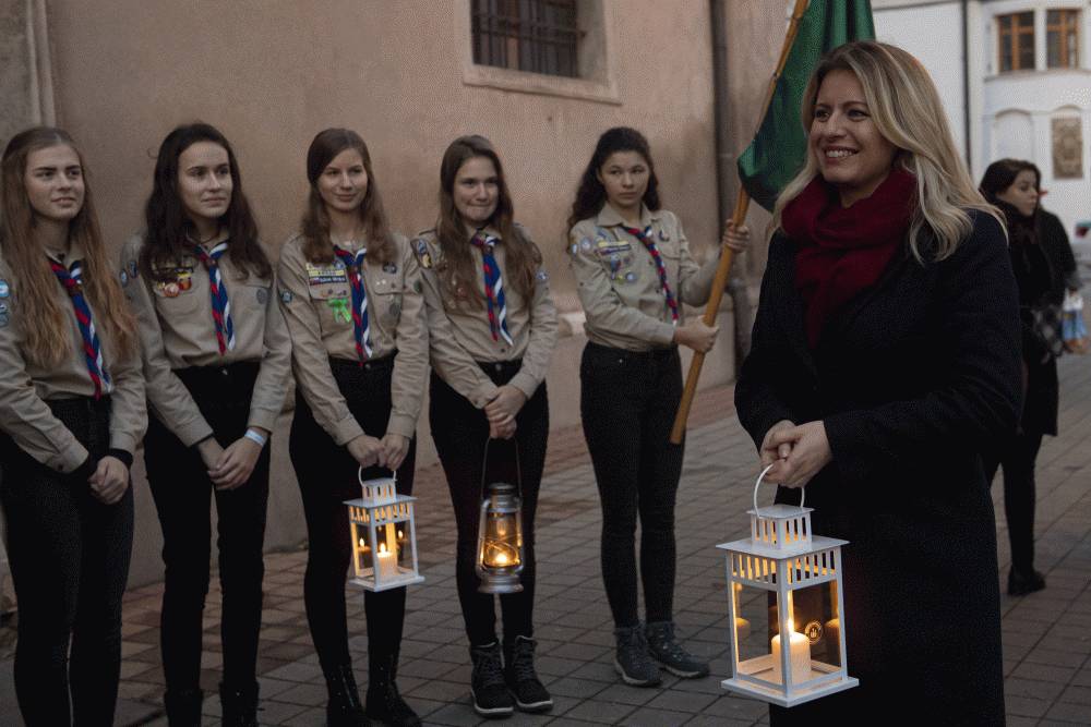 Skautky odovzdali prezidentke Betlehemské svetlo 