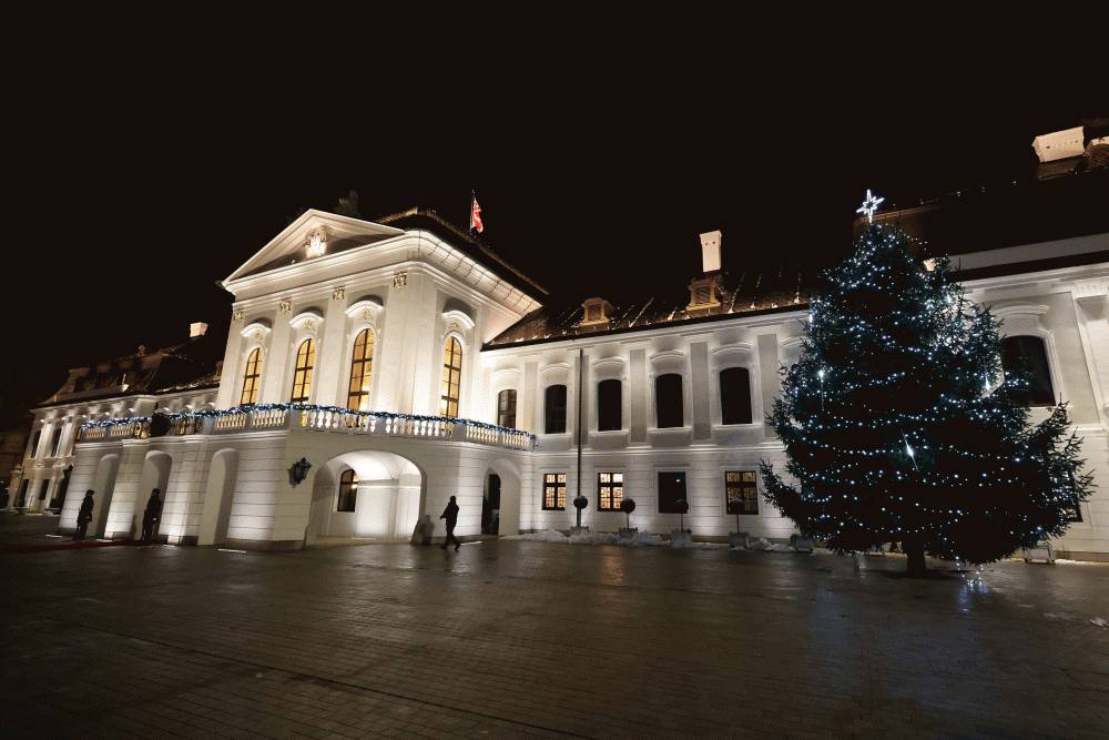 Prezidentka a deti rozsvietili vianočný strom pred palácom