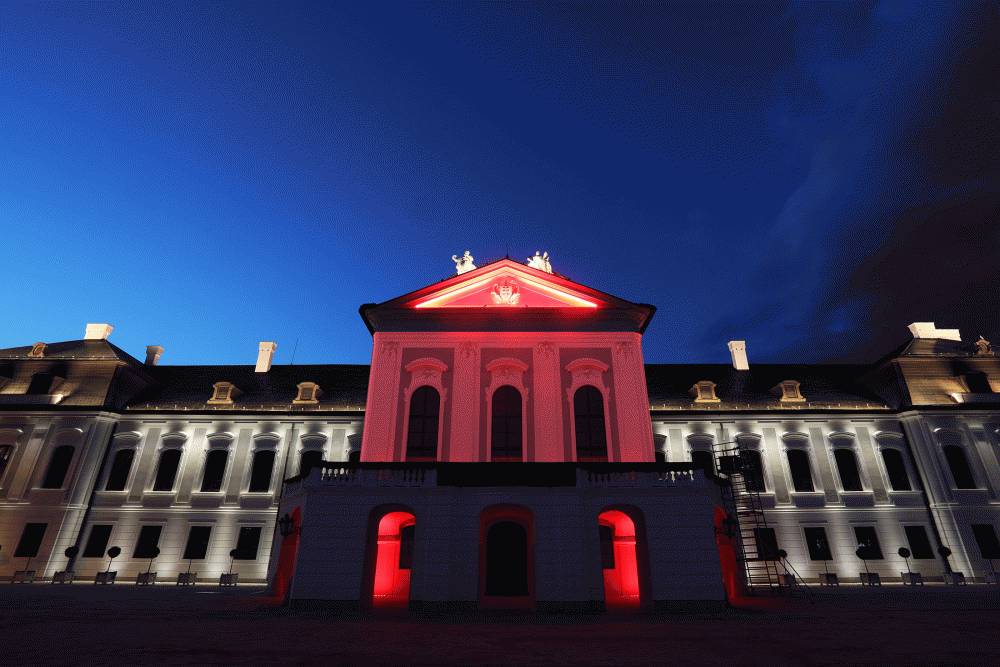 Prezidentský palác je osvetlený na znak solidarity s občanmi Bieloruska