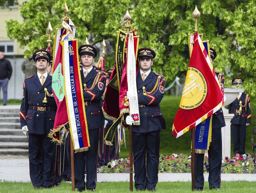Prezident slávnostne odovzdal bojové zástavy vojenským útvarom